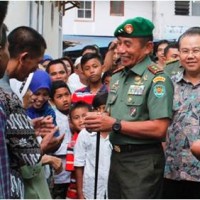 Pangdam III Siliwangi, Mayjen TNI Dedi Kusnadi disambut hangat sejumlah warga Kelurahan Malabar. 